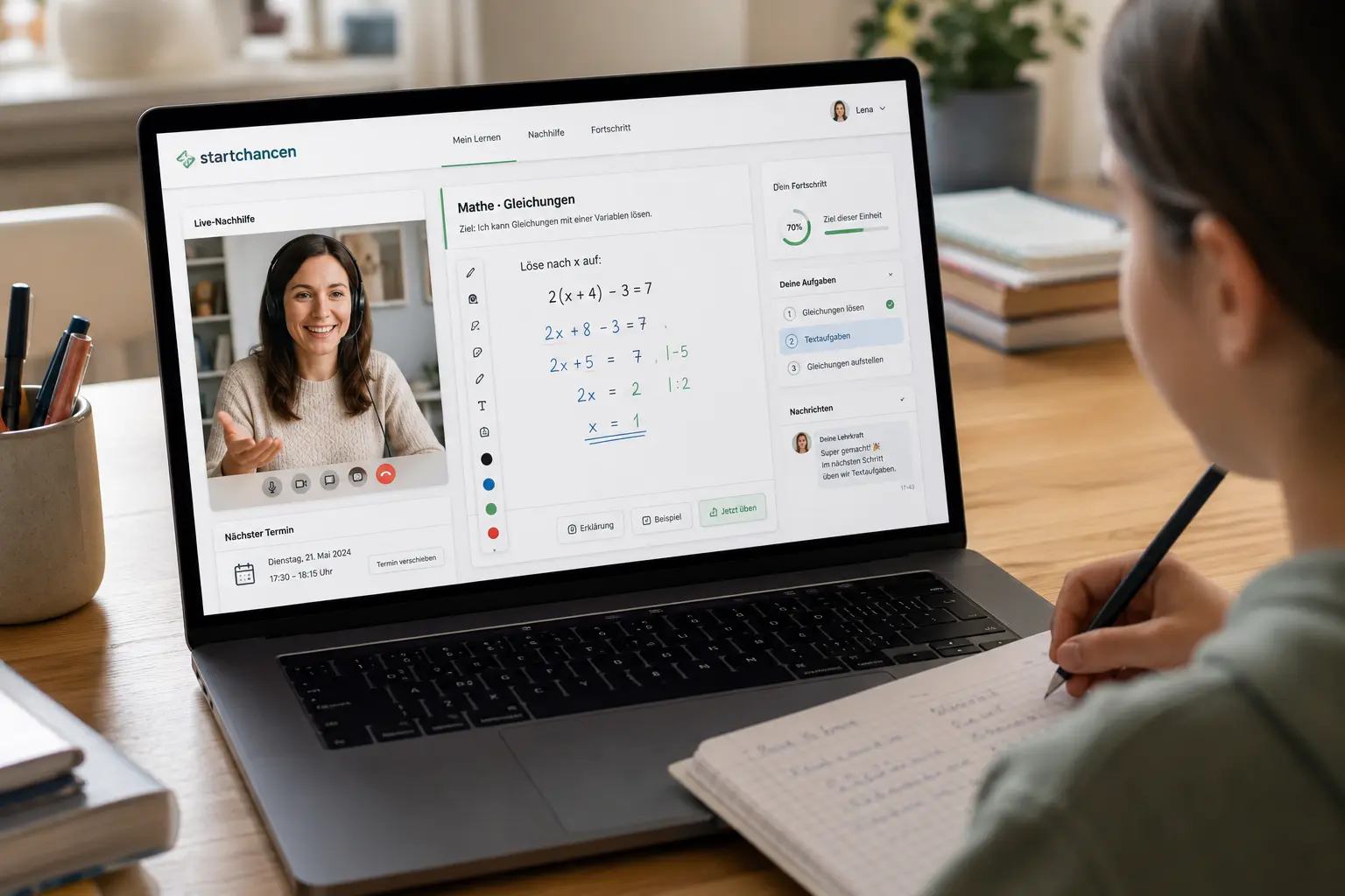 Schülerin folgt einer Online-Nachhilfestunde in Mathematik am Laptop