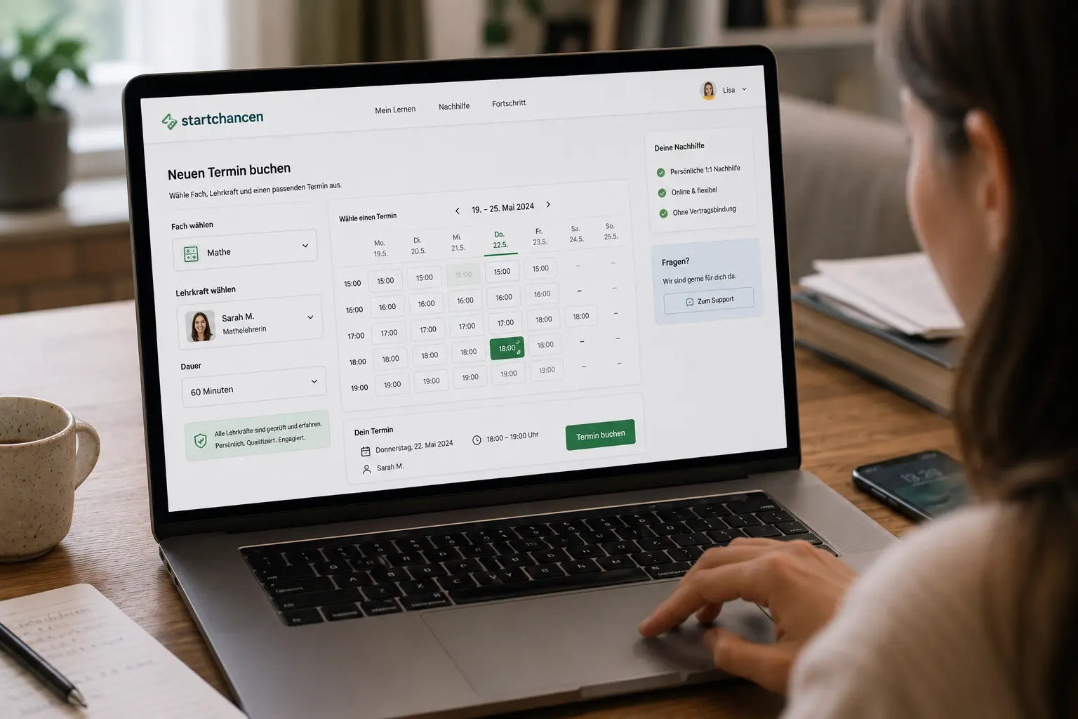 Schülerin wählt online einen passenden Nachhilfetermin im Kalender aus